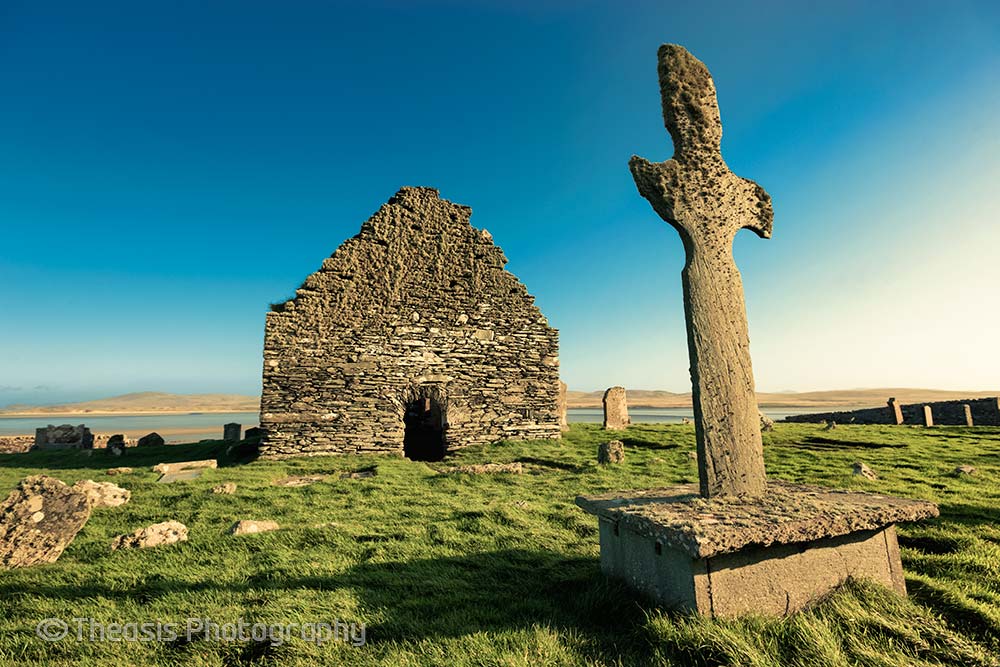 Kilnave cross and chapel from the west.