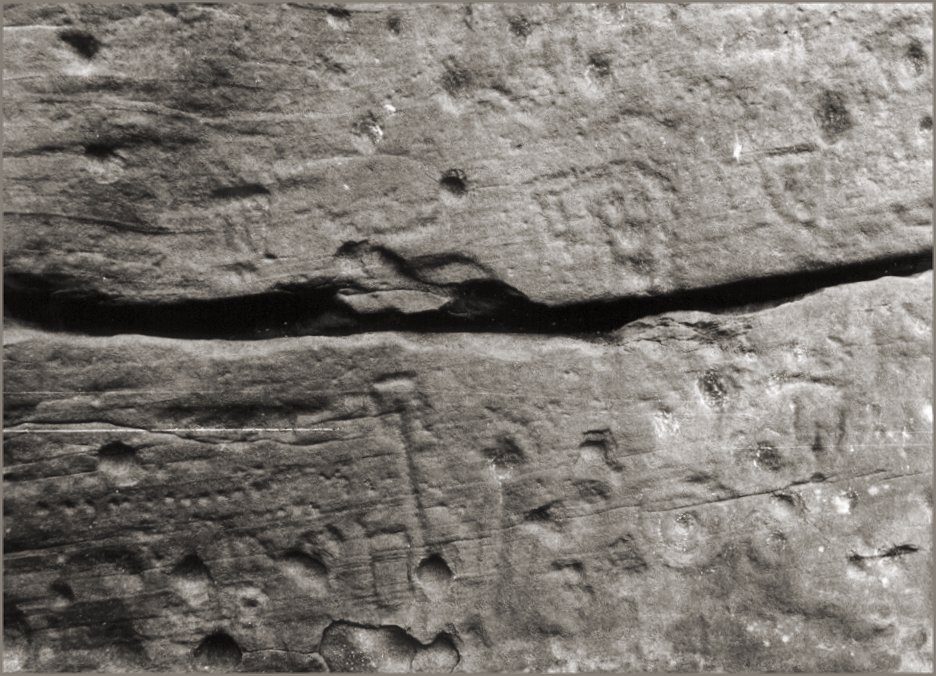  Rectilinear marks on the south wall.