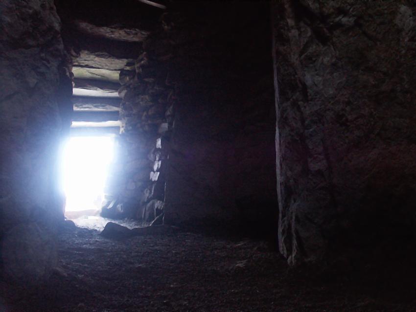 :The entrance passage to the southerly chamber - natural lighting.