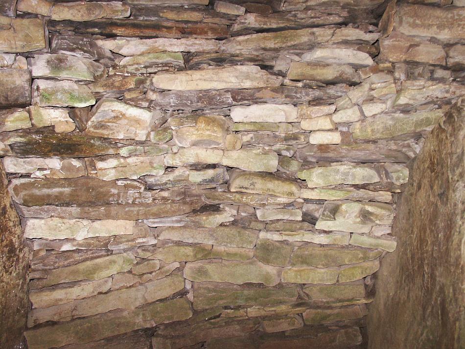 A side wall of the ante chamber.