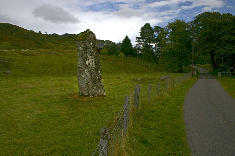 Looking east with the kerb cairn to the right and behind the monolith.