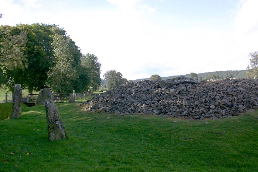 Looking south along the eastern arc.  The decorated slab can be seen lying on top of the body of the cairn.