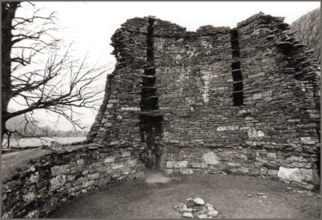 Looking across the courtyard. The entrance to the broch is ahead at the centre; the entrance to the wall space is as the extreme right of the picture at the base of the broken wall. The scarcements are clearly seen.
